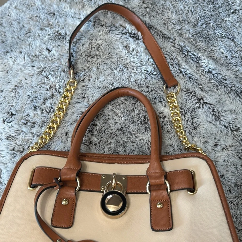 NWOT Dasien Ladies Handbag Satchel Tan Cream Colors Gold Hardware Zip Long Strap